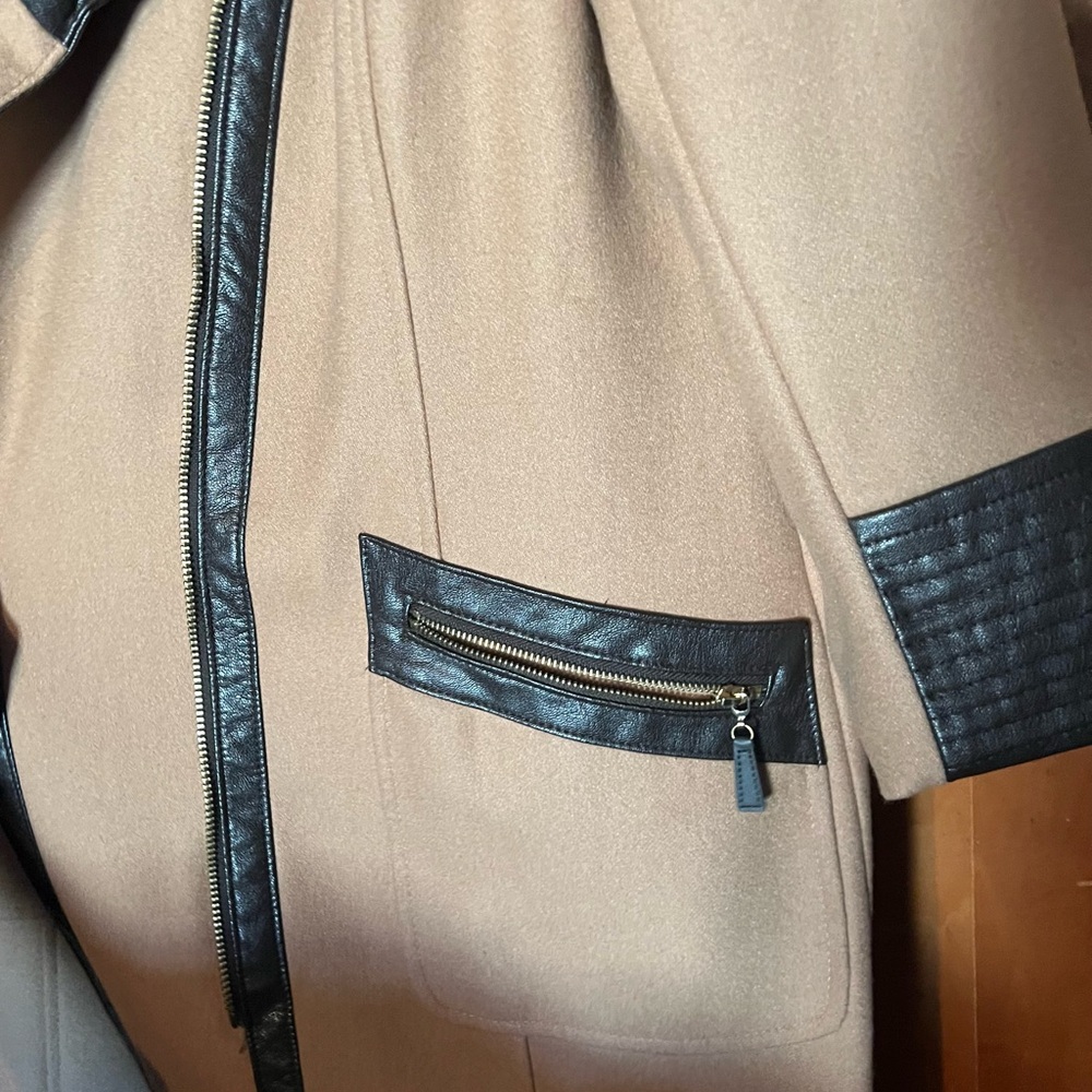 Elegant Tan Coat with Black Fur Accents - Picture 6 of 6